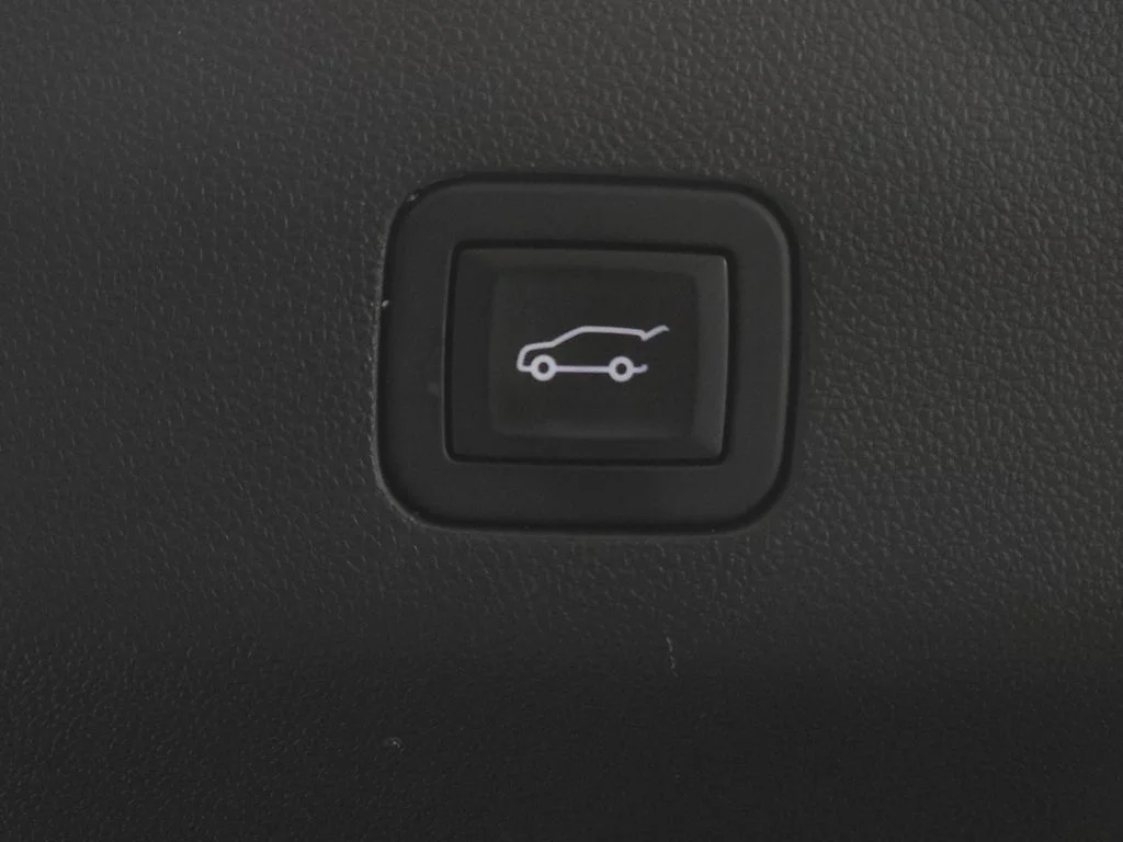 Used 2025 White Frost GMC Denali Ultimate image 31