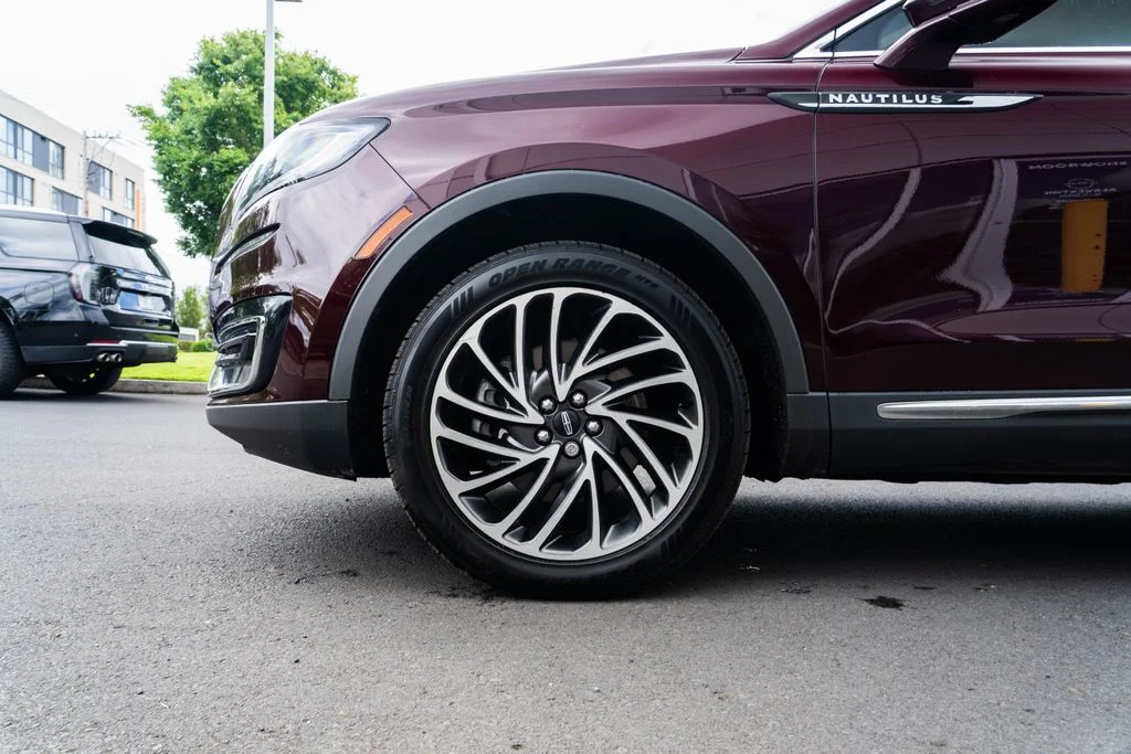 Used 2019 Red Lincoln Reserve image 7
