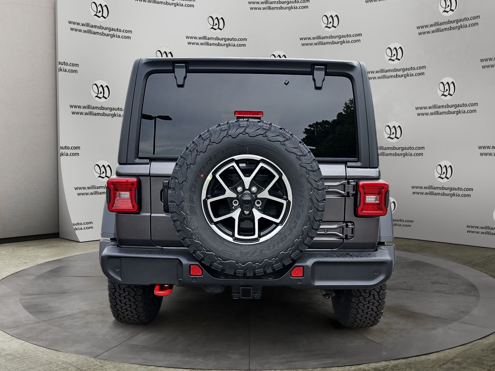 New 2026 Granite Crystal Metallic Clear-Coat Exterior Paint Jeep Rubicon image 4