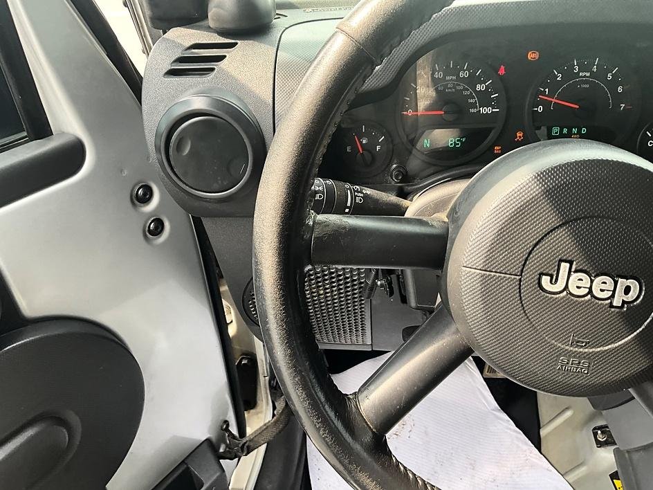 Used 2007 Silver Jeep Unlimited X image 27