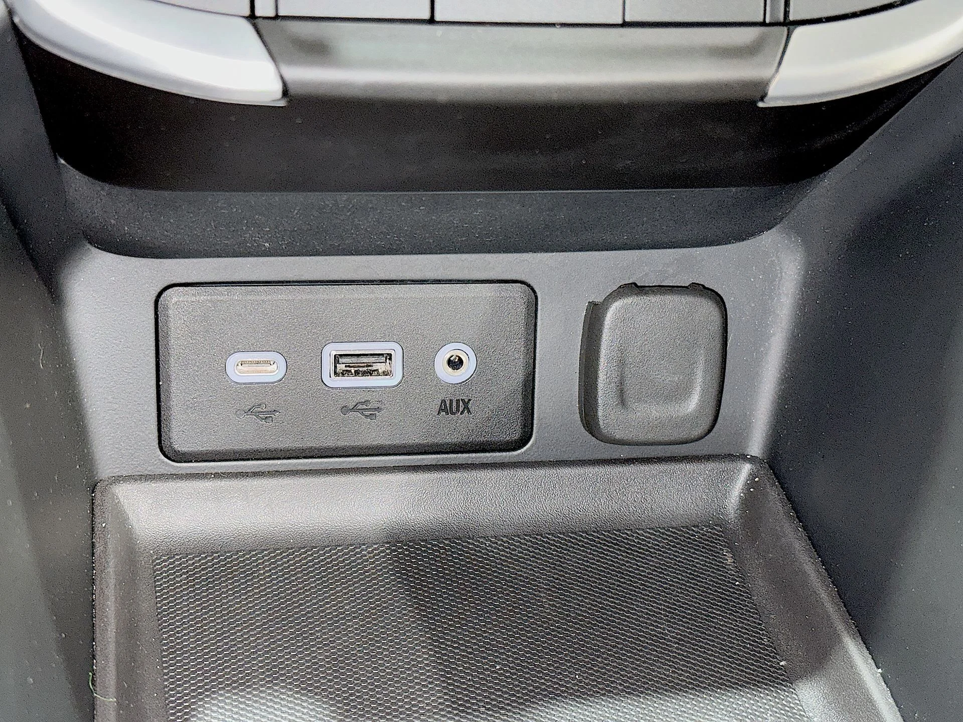 Used 2024 Ebony Twilight Metallic GMC SLE image 32