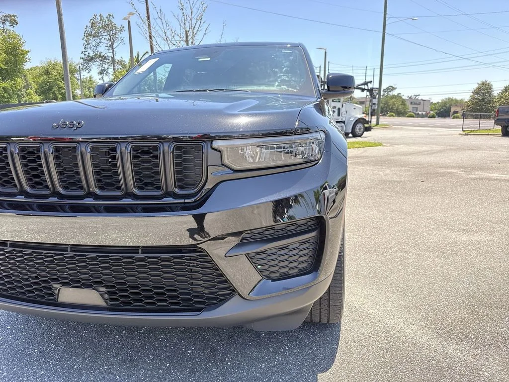 Used 2023 Diamond Black Jeep Altitude X image 10