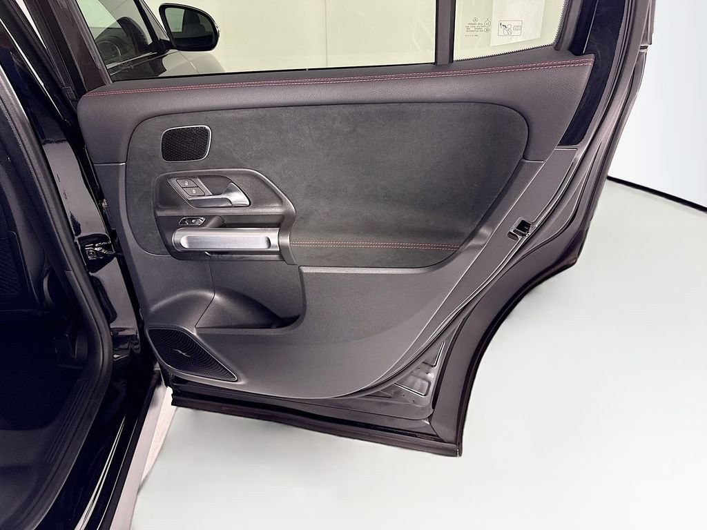 Used 2025 Night Black Mercedes-Benz GLB 250 image 27