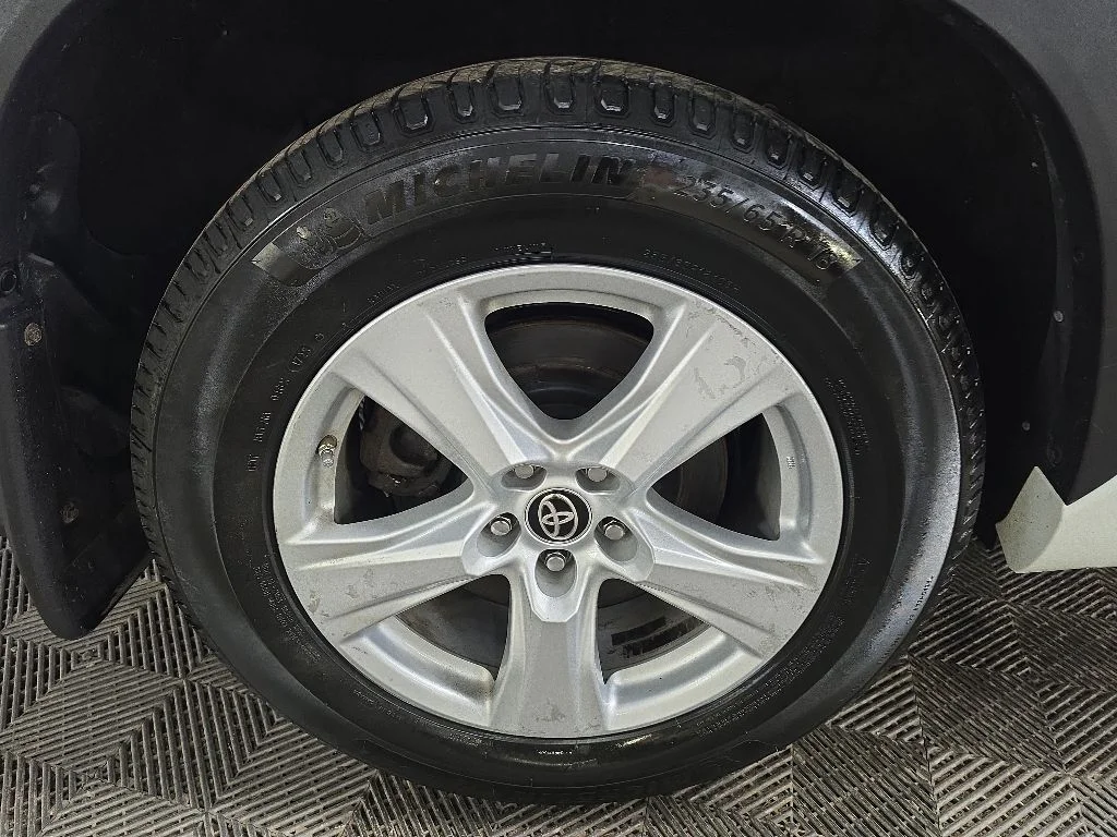 Used 2020 White Toyota L image 13