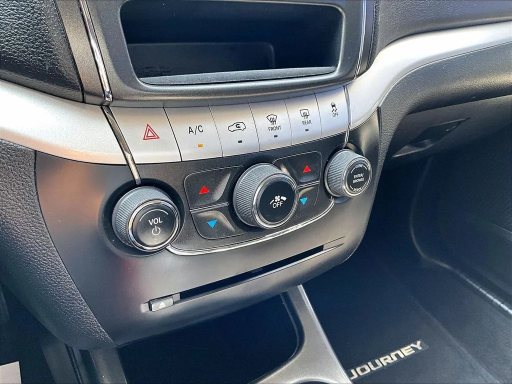 Used 2013 Silver Dodge SE image 33