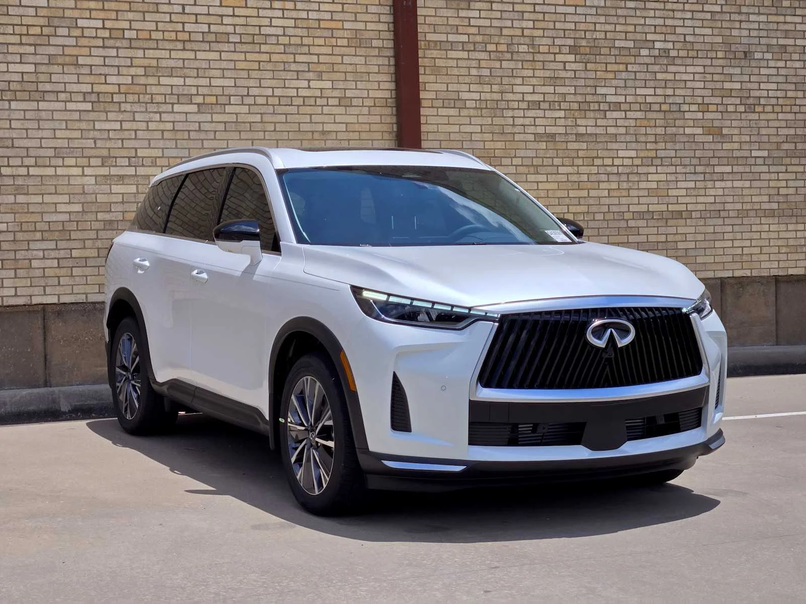 New 2027 RADIANT WHITE INFINITI Luxe FWD image 2