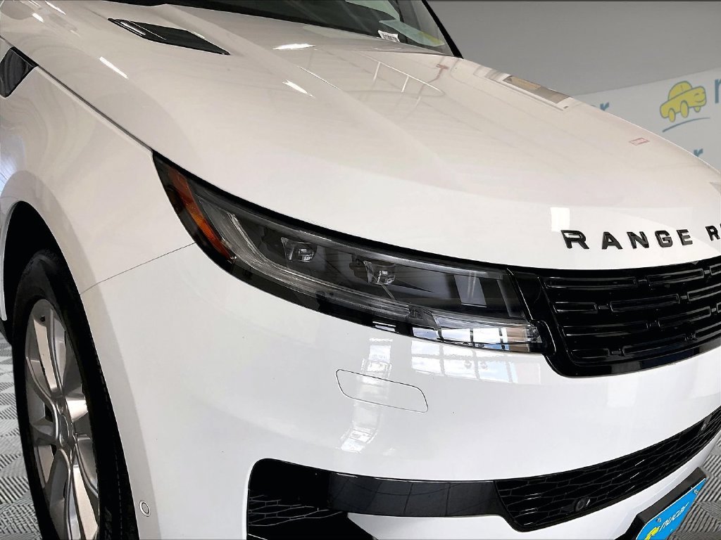 Used 2025 White Land Rover SE image 32