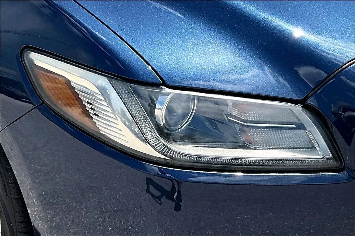 Used 2017 Blue Lincoln Select image 33