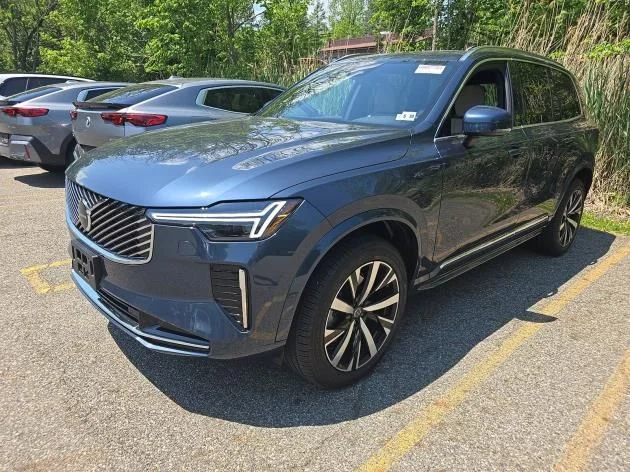 2025 Volvo XC90 B5 Core Bright 4WD's photo