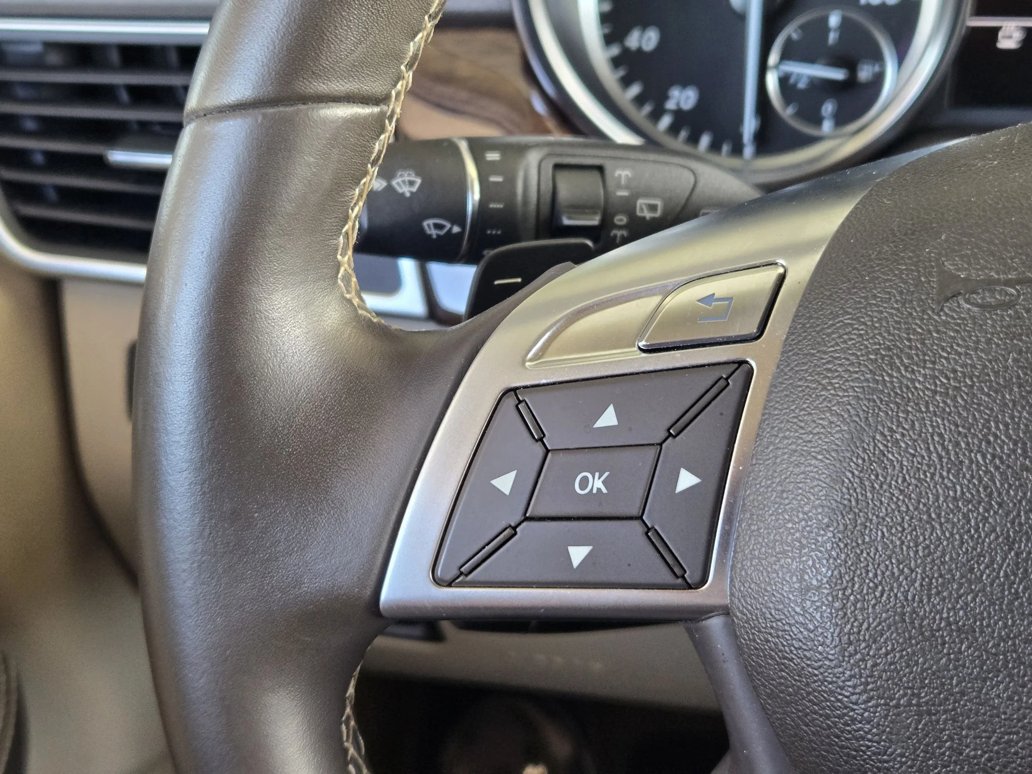 Used 2012 Palladium Silver Metallic Mercedes-Benz ML350 BlueTEC® image 30