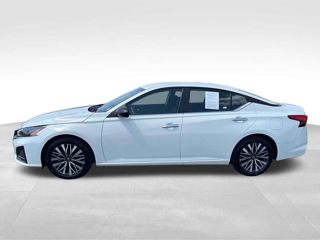 Used 2025 White Nissan 2.5 SV image 2
