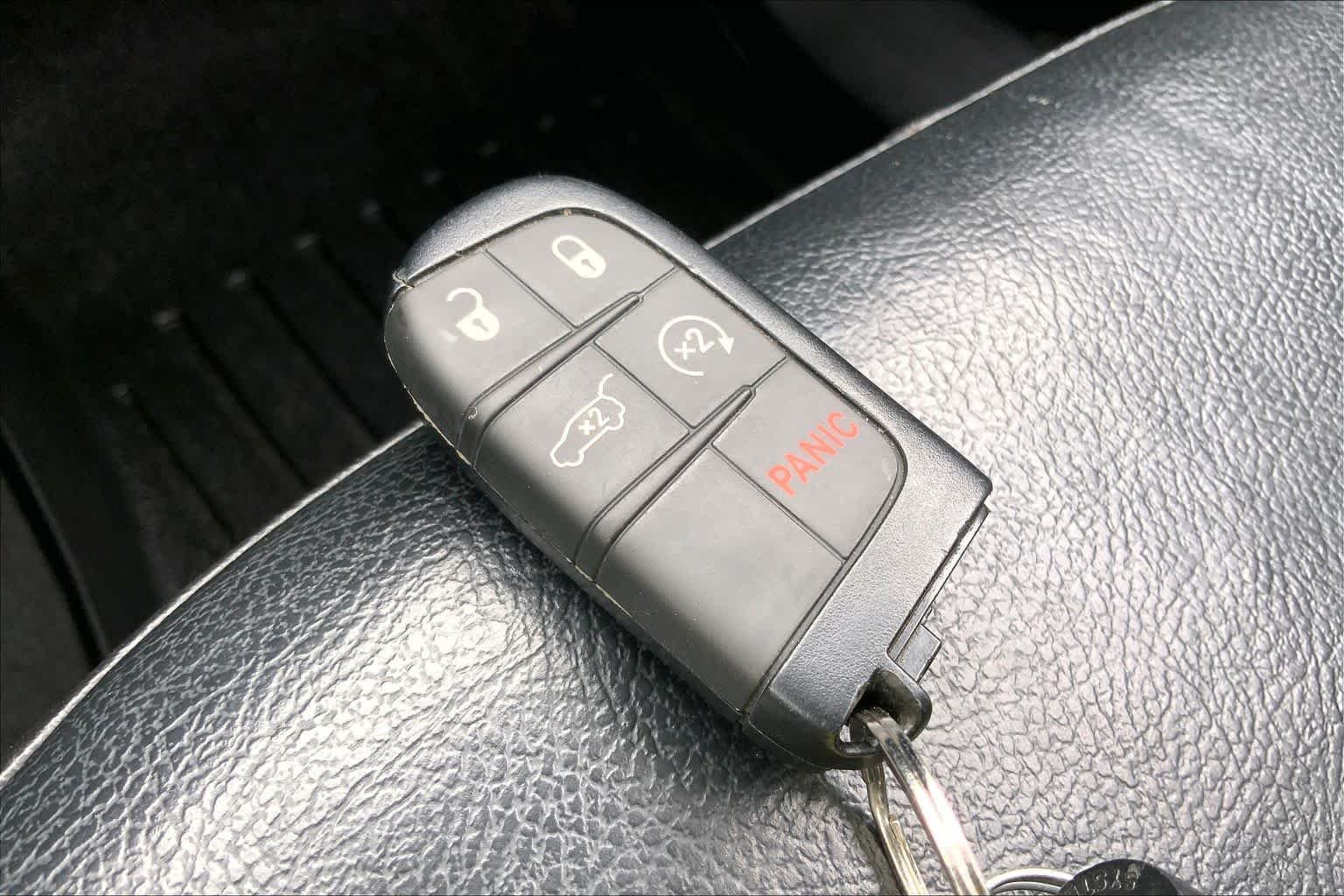 Used 2018 Diamond Black Crystal Pearlcoat Jeep Limited image 14