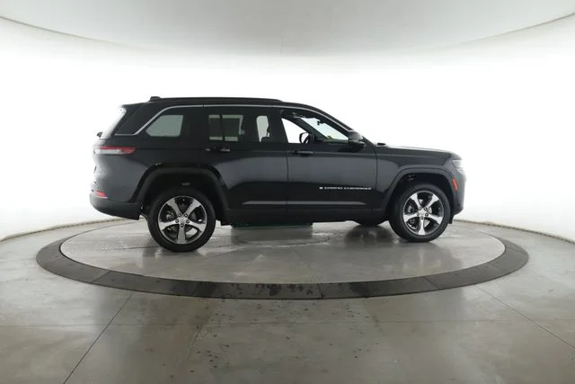 New 2026 Diamond Black Crystal Pearl-Coat Exterior Paint Jeep Limited image 12