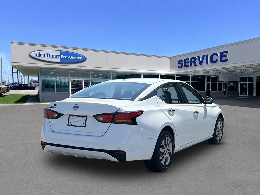 Used 2025 Glacier White Nissan 2.5 S image 8