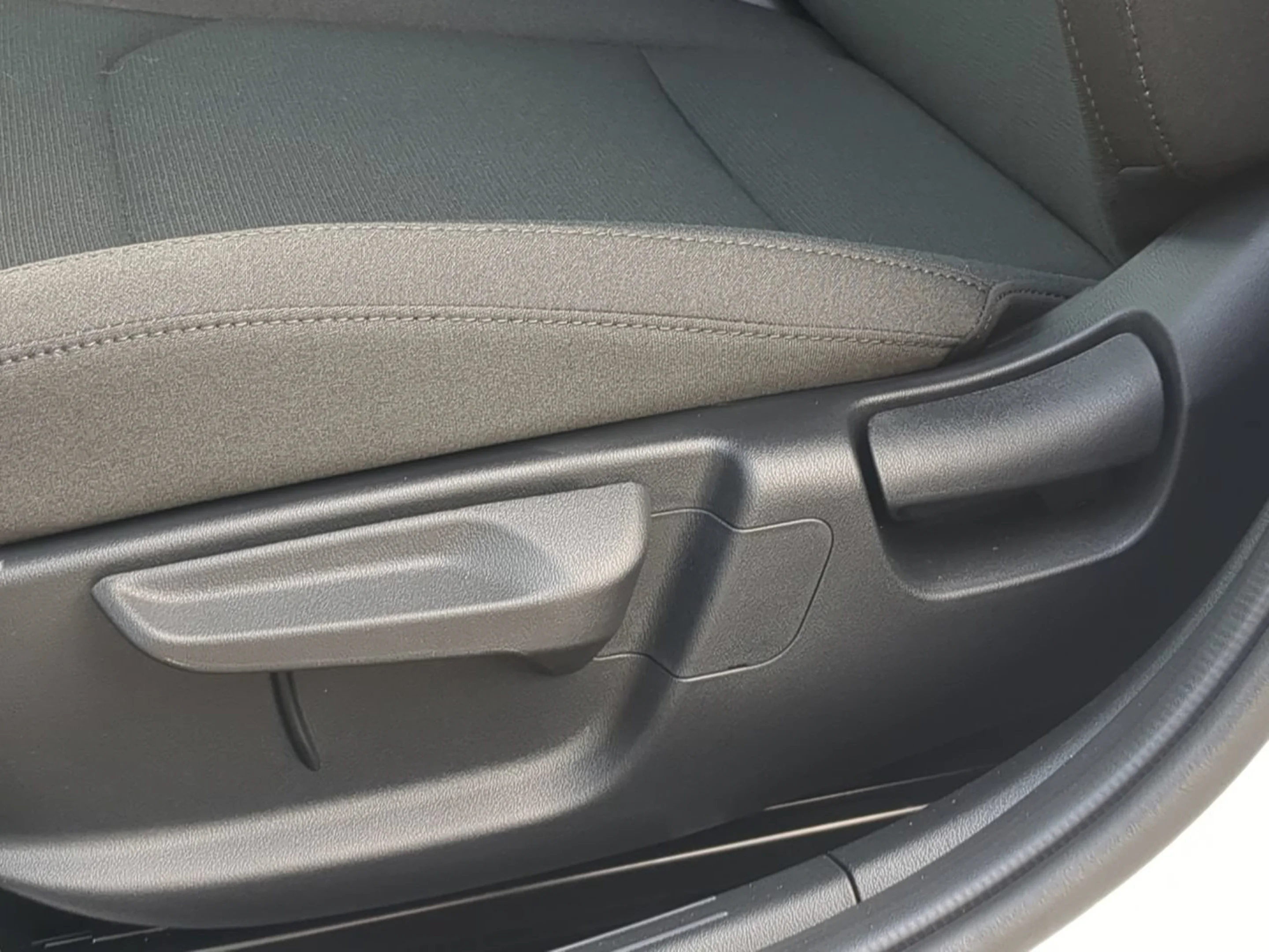 New 2026 Snow White Pearl Kia LXS image 14