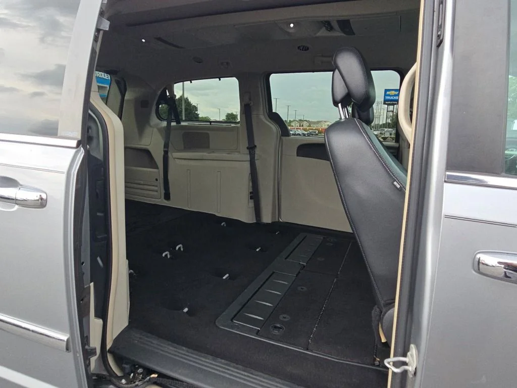 Used 2013 Silver Chrysler Touring-L image 7