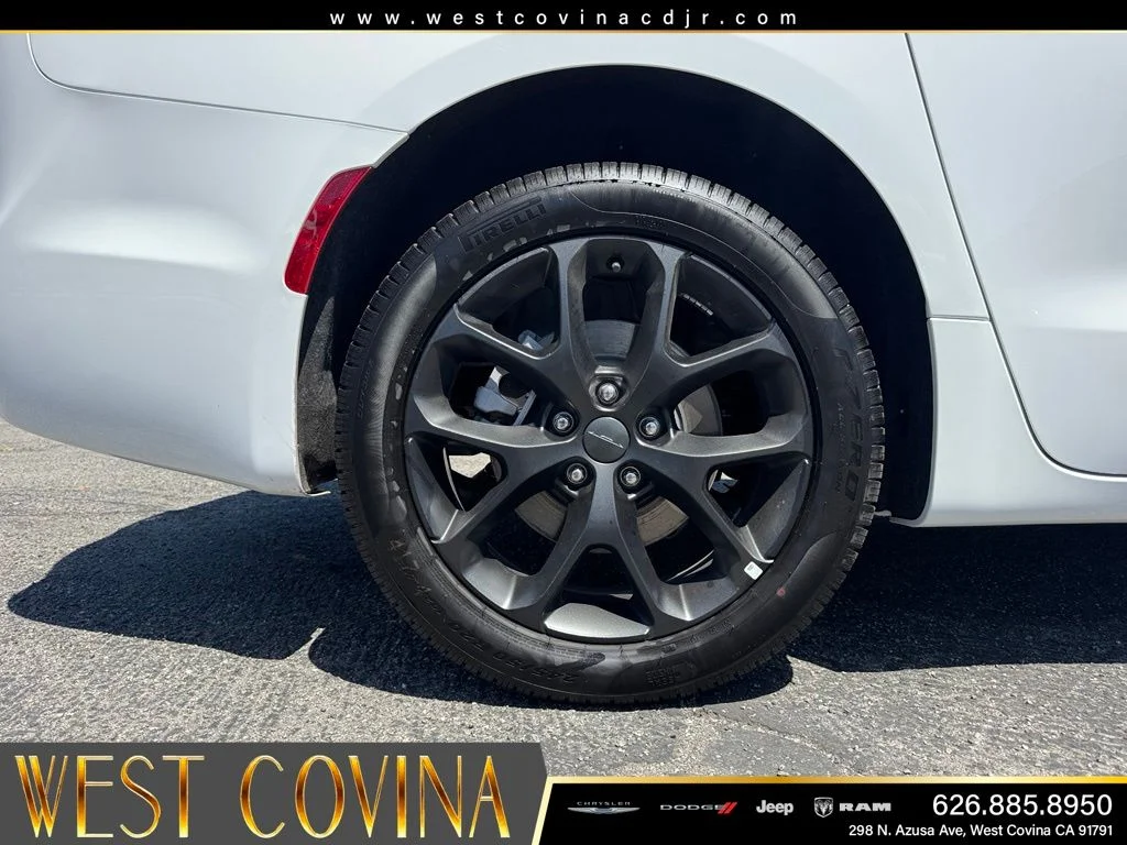 New 2027 Bright White Clear-Coat Exterior Paint Chrysler Limited image 16