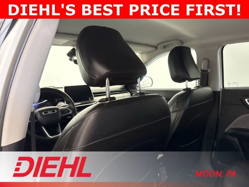 Used 2022 White Jeep Latitude image 17
