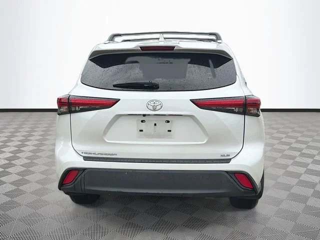 Used 2023 Beige Toyota XLE image 6