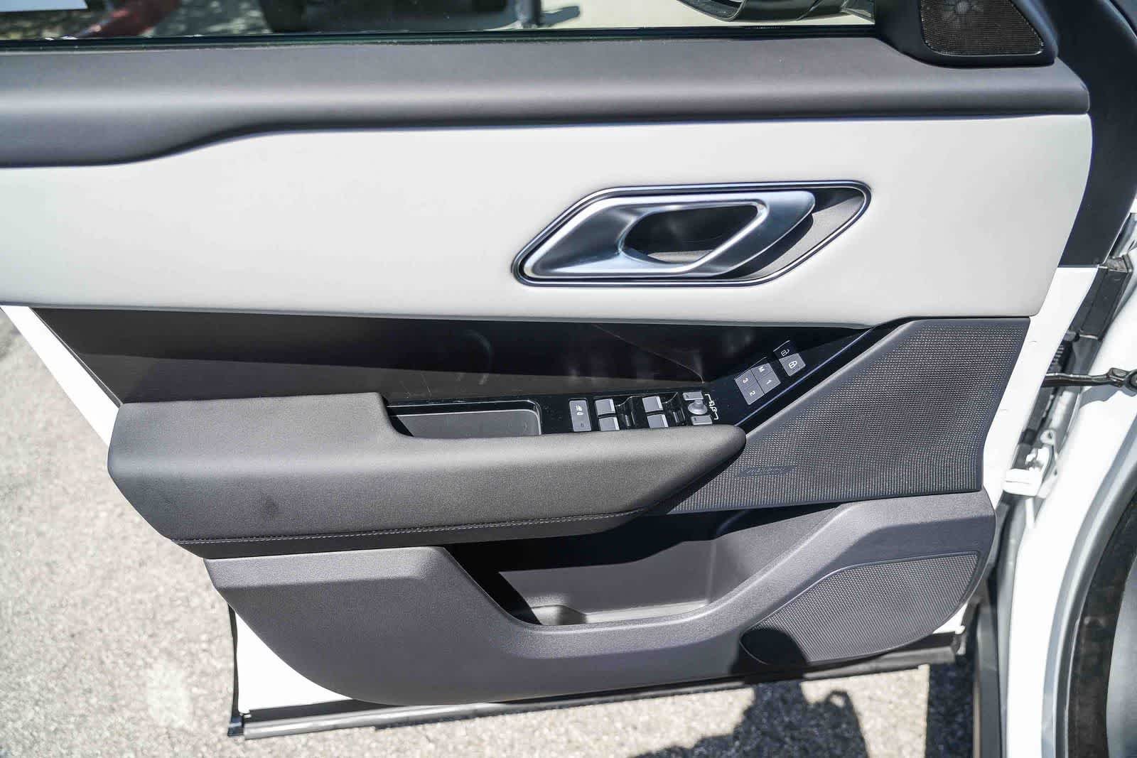 New 2026 Ostuni Pearl White Land Rover Dynamic SE image 20