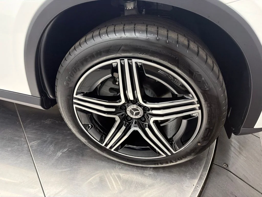 New 2027 White Mercedes-Benz GLC 300 image 9