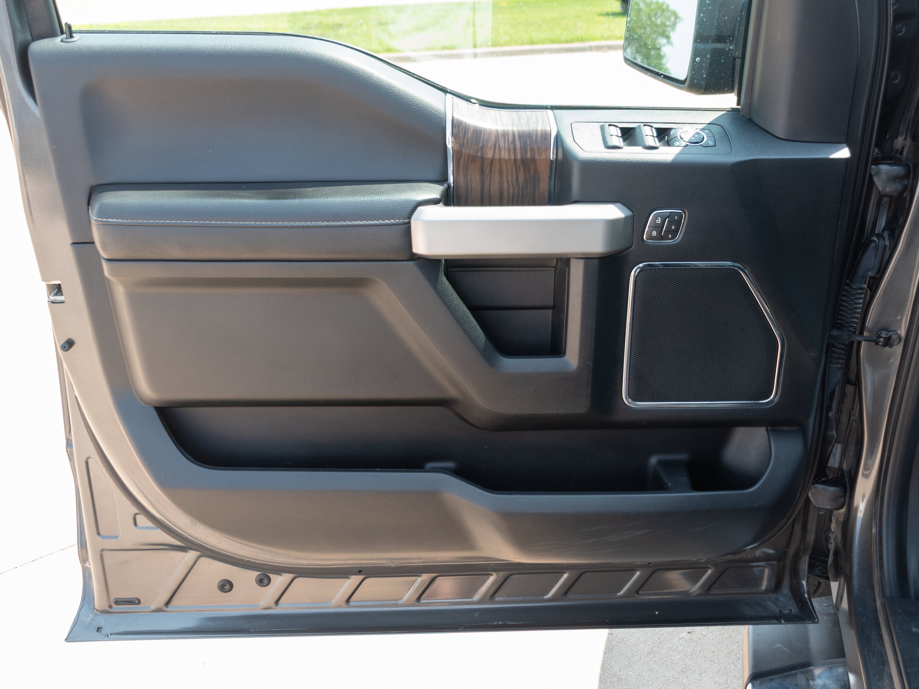 Used 2019 Gray Ford Lariat 4X4 image 9
