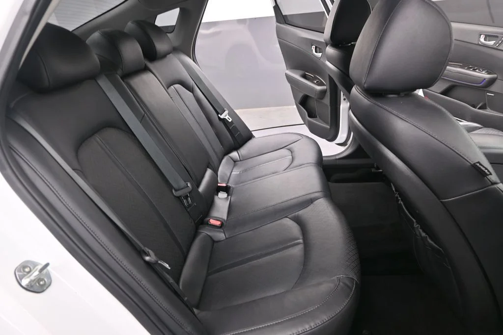 Used 2019 White Kia EX image 32