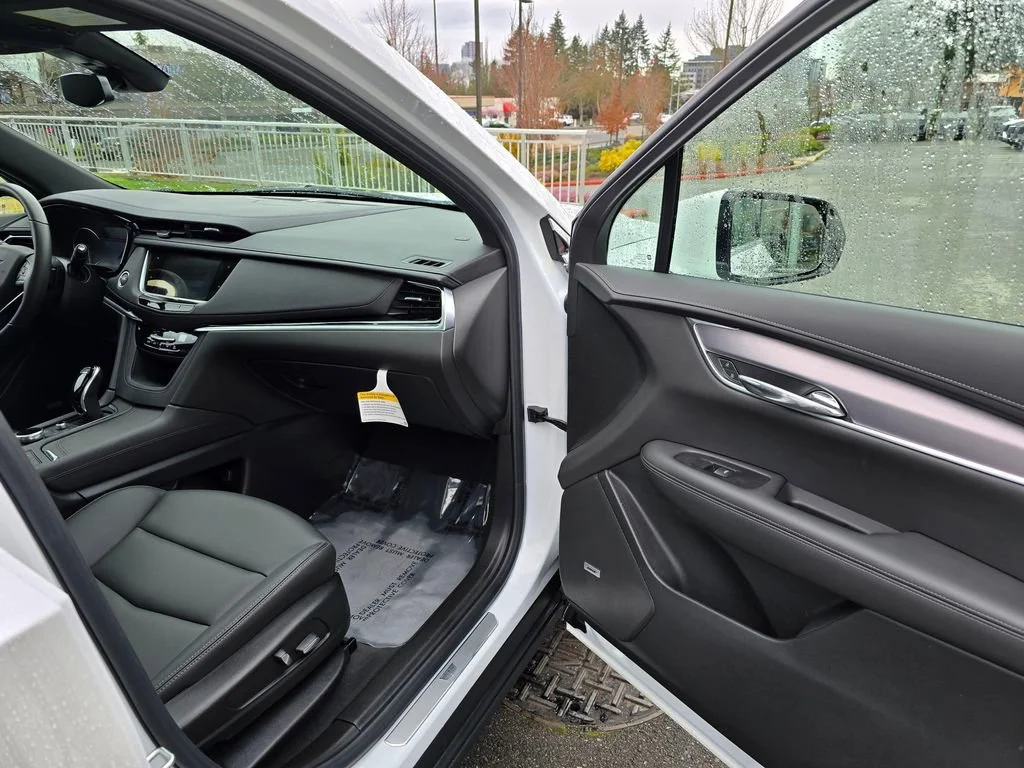 Used 2025 Crystal White Tricoat Cadillac Luxury image 10