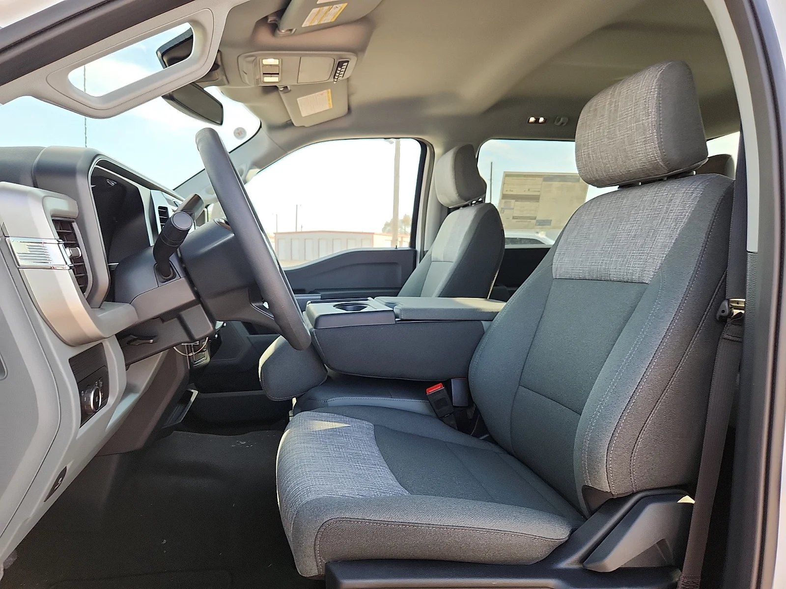 New 2027 Oxford White Ford XLT image 17
