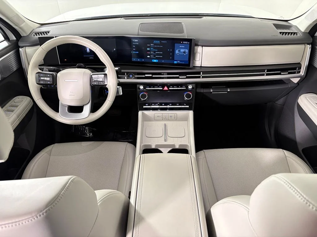 Used 2025 White Hyundai SEL image 32