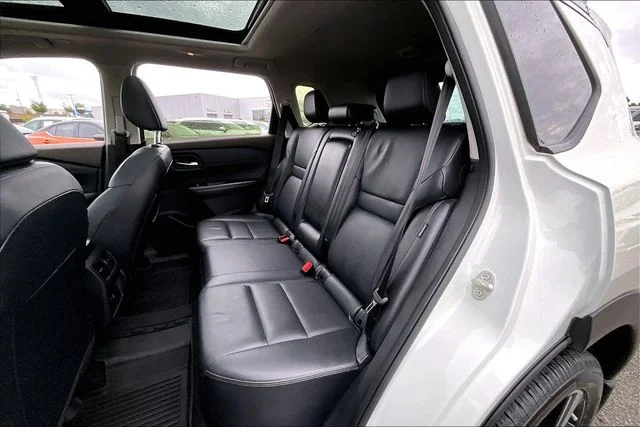 Used 2023 White Nissan SL image 19