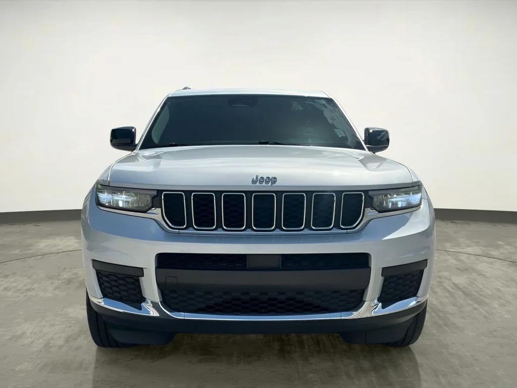 Used 2021 Silver Jeep Laredo image 11