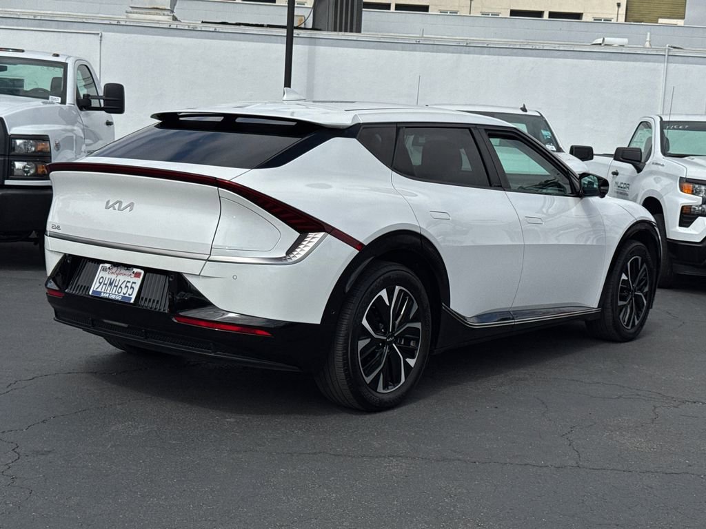 Used 2023 White Kia Wind image 13