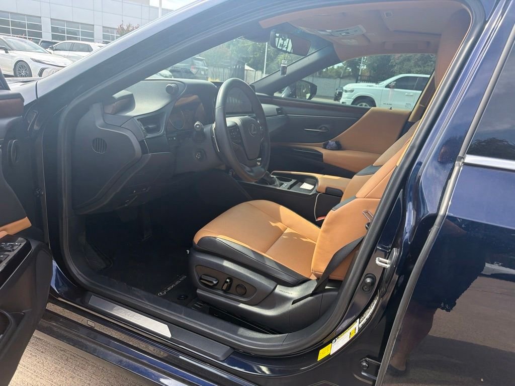 Used 2025 Blue Lexus 300h image 17