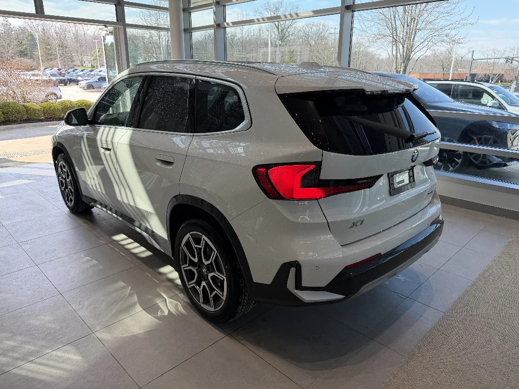 New 2026 Mineral White Metallic BMW xDrive28i image 4