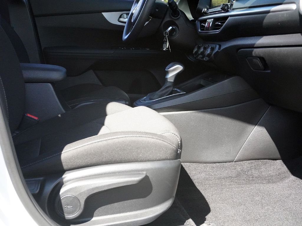 Used 2023 White Kia LXS image 21