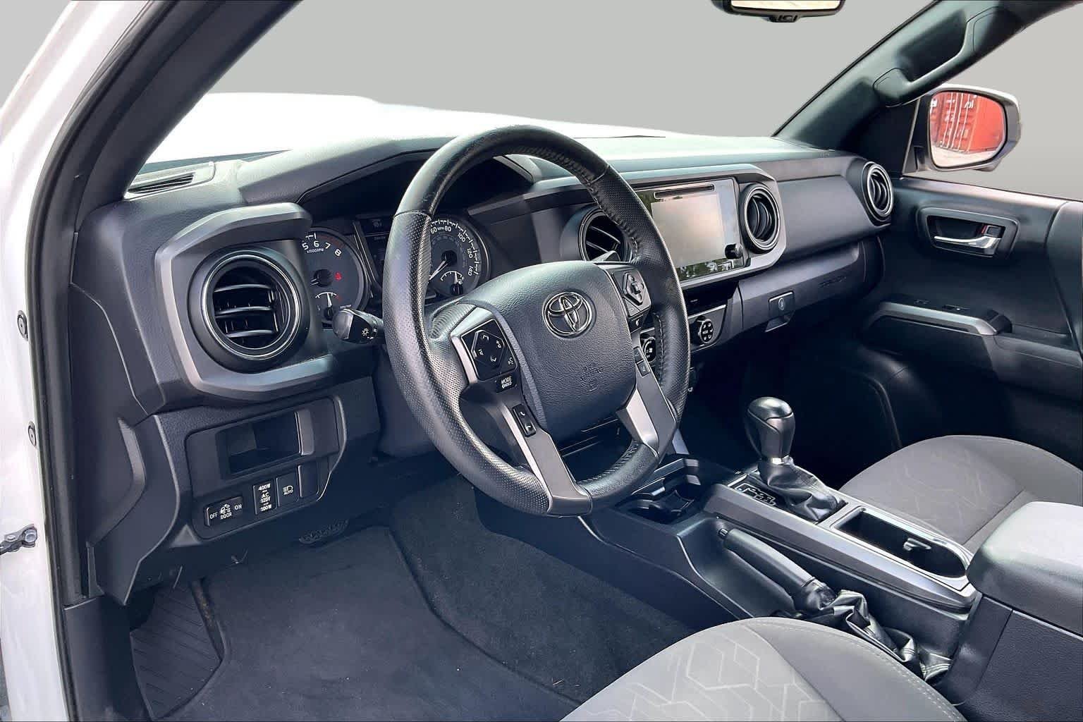 Used 2018  Toyota SR5 image 16
