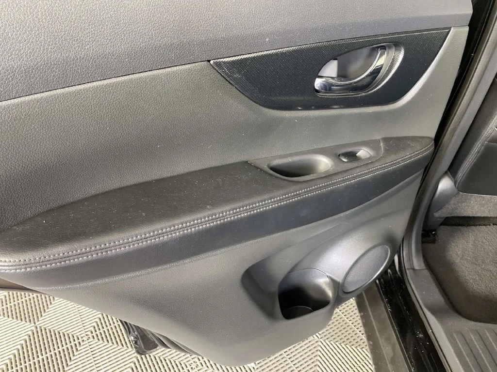 Used 2016 Black Nissan SL image 25
