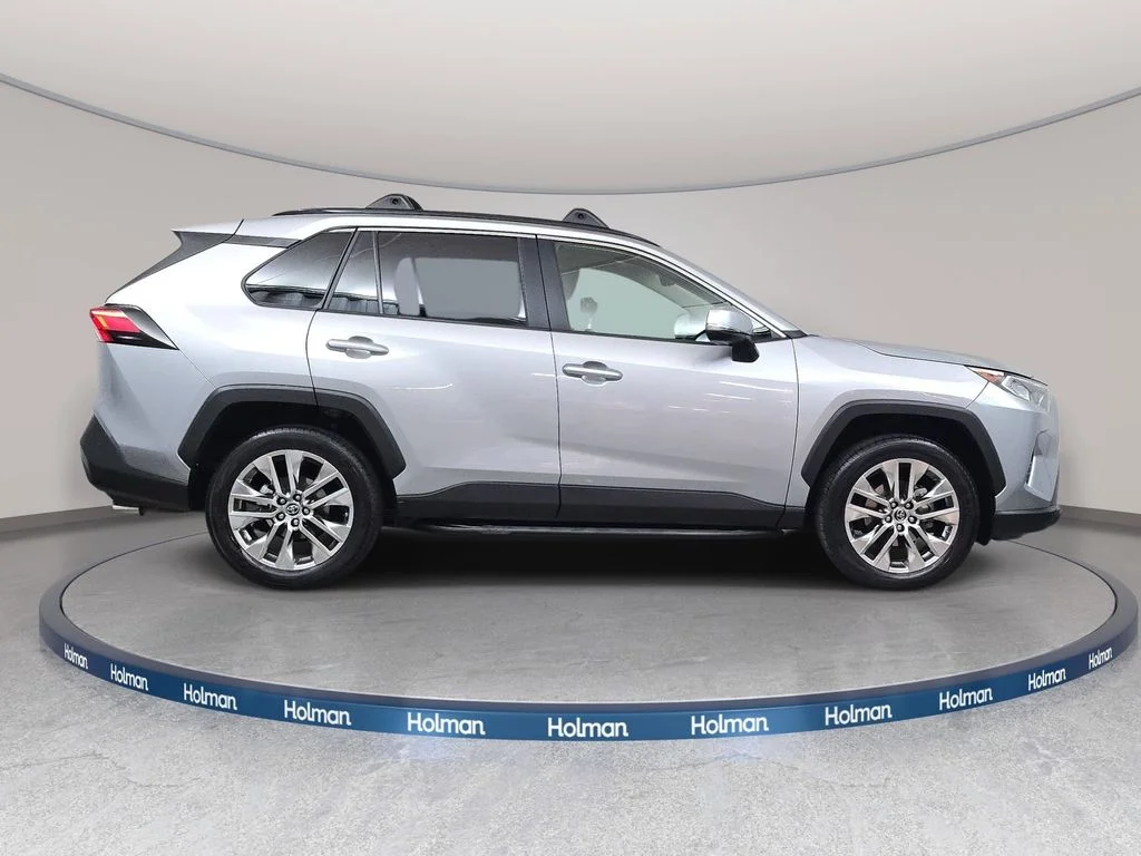 Used 2019 Silver Toyota XLE Premium image 5