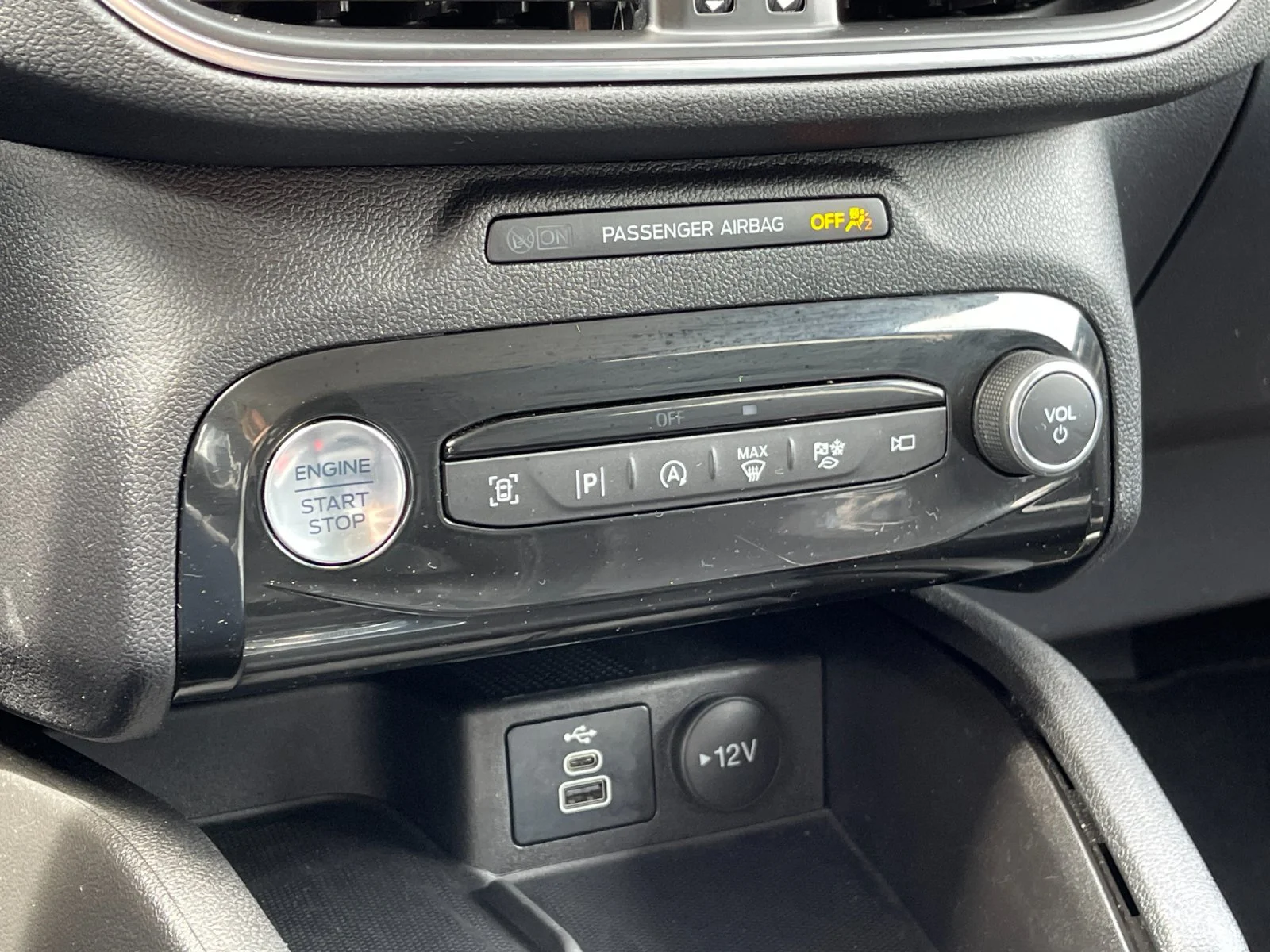 Used 2024  Ford Platinum image 23