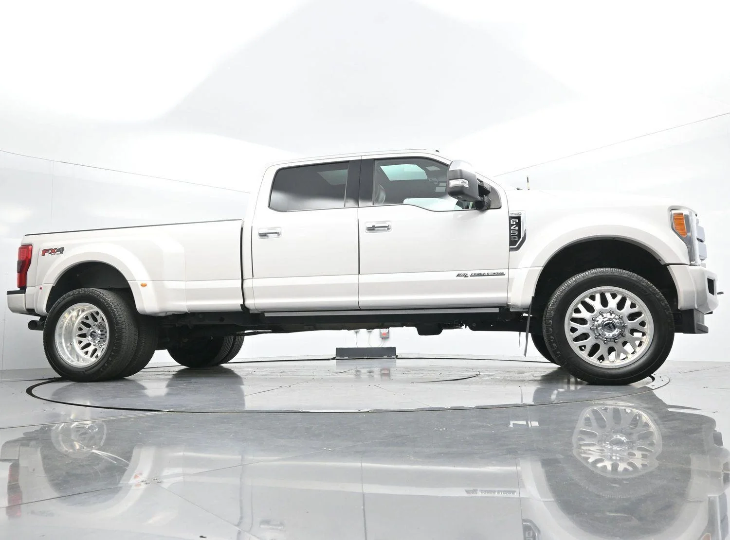 Used 2019 White Platinum Metallic Tri-Coat Ford Platinum image 49