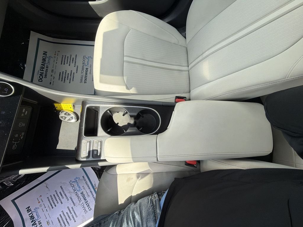 Used 2025 White Hyundai SEL image 21