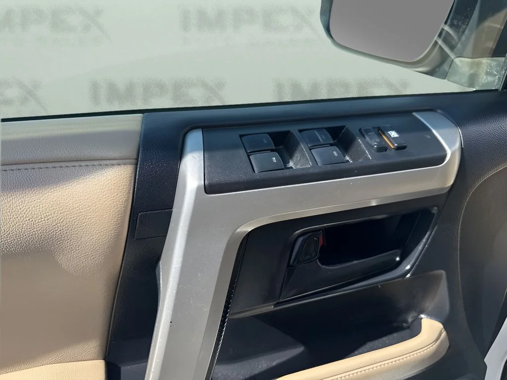 Used 2010 White Toyota SR5 image 25