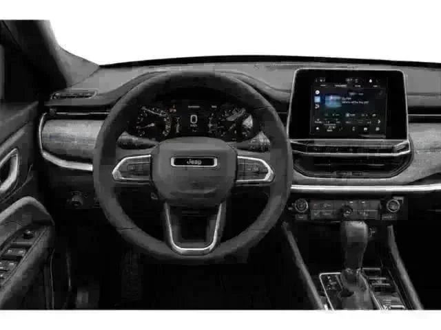 New 2026 Diamond Black Crystal Pearl-Coat Exterior Paint Jeep Latitude image 6