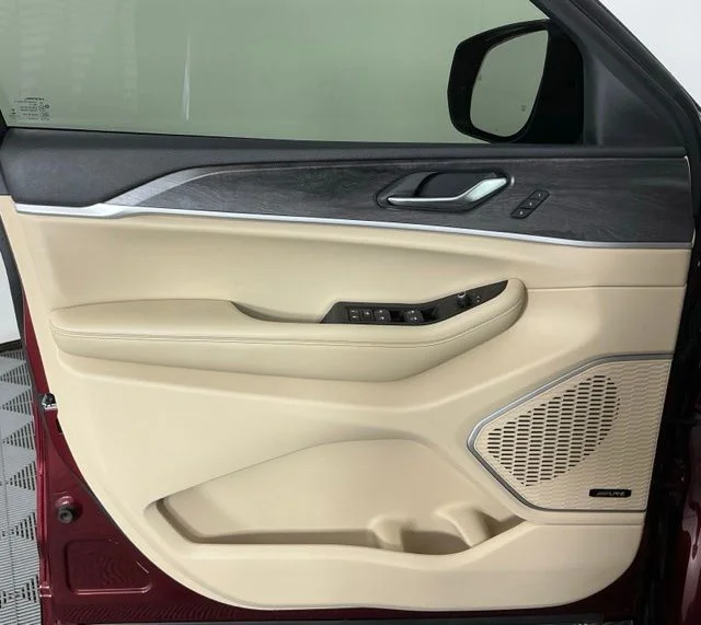 Used 2021 Velvet Jeep Limited image 8