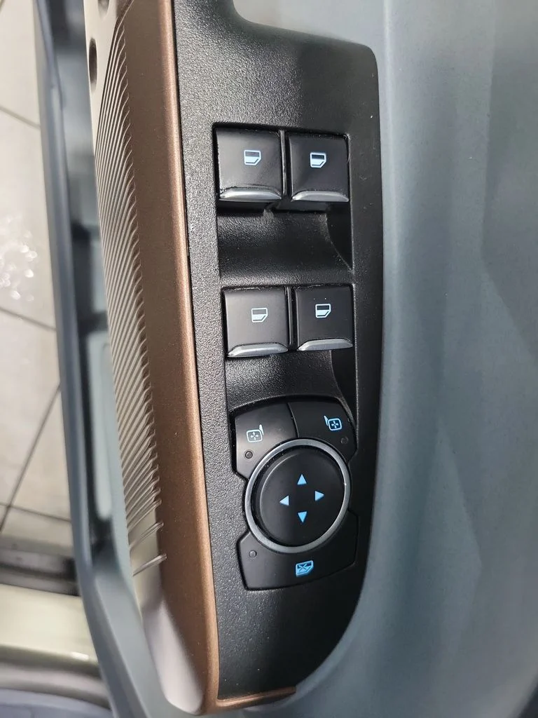 Used 2024  Ford Lariat image 31