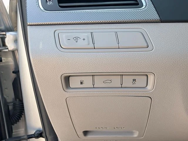 Used 2017 Silver Hyundai Base image 34