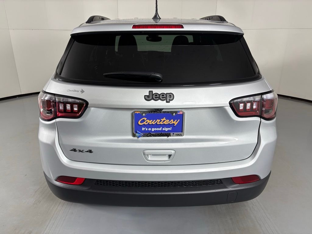 New 2026 Silver Zynith Metallic Clearcoat Jeep Latitude image 7