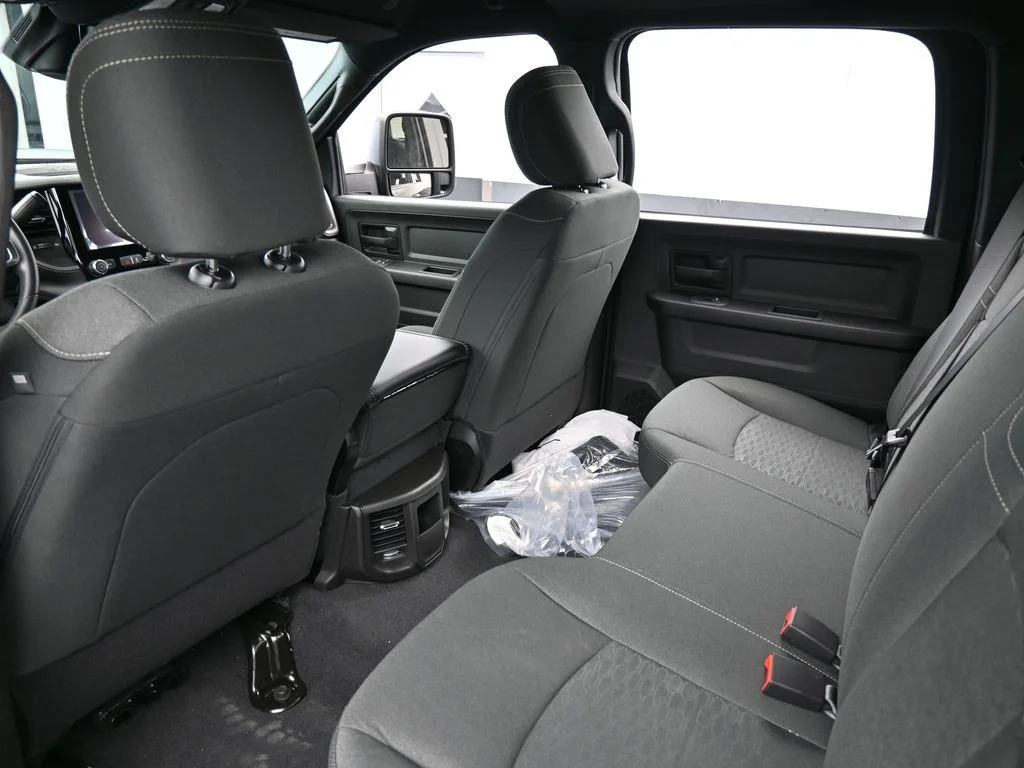 New 2026 Diamond Black Crystal Pearl-Coat Exterior Paint RAM Tradesman image 30
