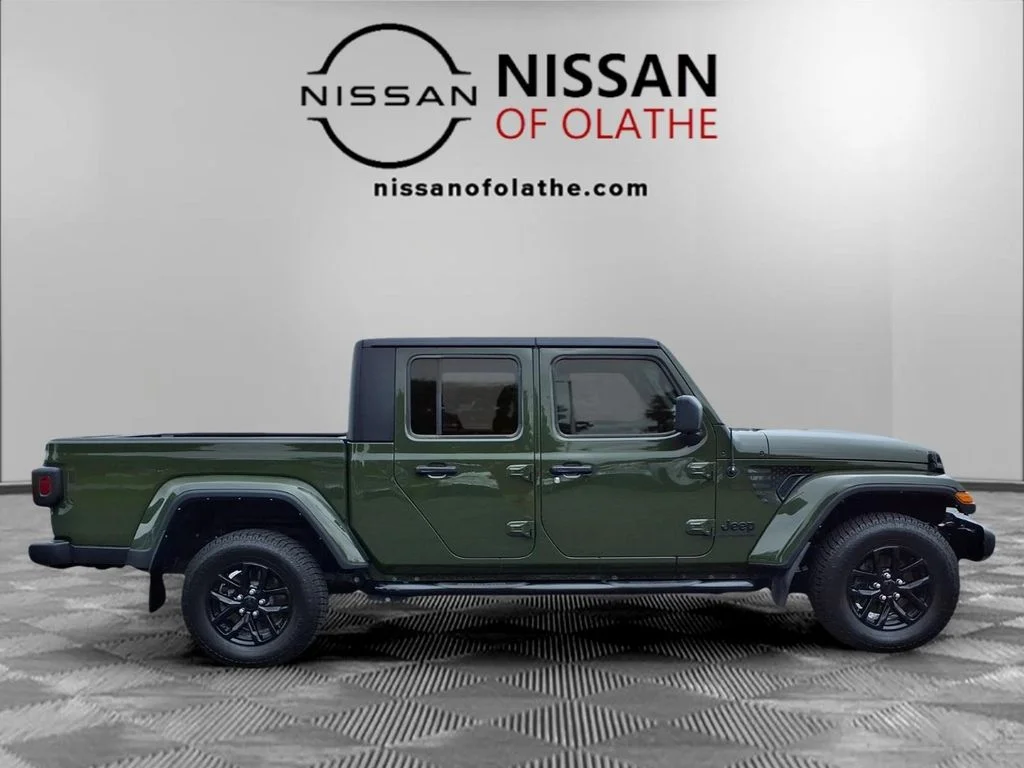 Used 2022 Green Jeep Sport image 27
